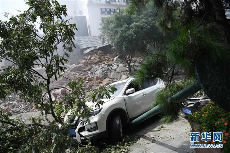 (新華網)(1)西安市中心明秦王府城墻遺跡發生坍塌 4人受輕傷