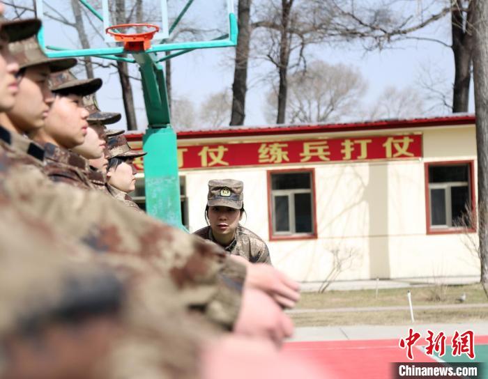 生活中的李偉(右一)。 秦詩凱 攝 生活中的李偉(右一)。 秦詩凱 攝