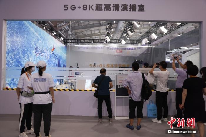 5G 8K超高清演播室吸引參觀者。 <a target='_blank' href='http://www.chinanews.com/'>中新社</a>記者 蔣啟明 攝 　
