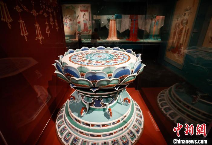 展覽現(xiàn)場仿自第9窟壁畫上的須彌座 杜洋 攝 展覽現(xiàn)場仿自第9窟壁畫上的須彌座 杜洋 攝