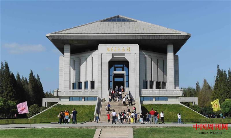 周恩來(lái)紀(jì)念館游人如梭.jpg 周恩來(lái)紀(jì)念館游人如梭.jpg