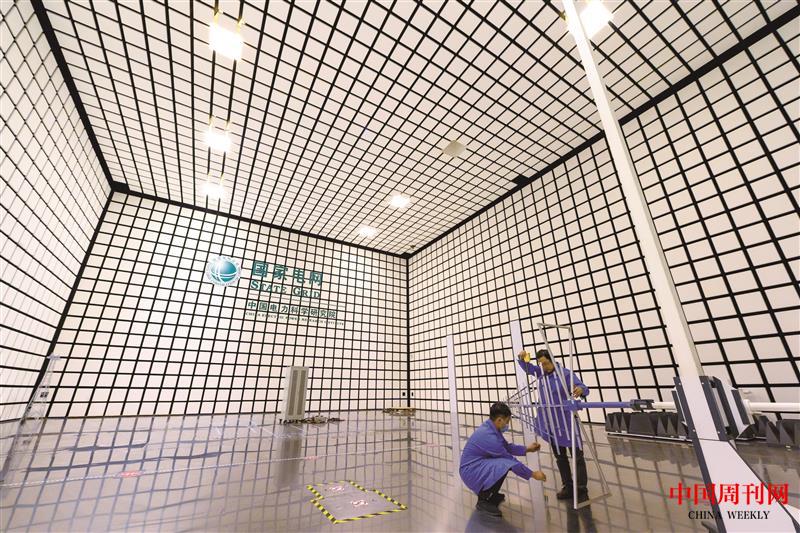 2021年11月5日,中國電科院科研人員在電磁兼容實驗室開展試驗調試.jpg 2021年11月5日,中國電科院科研人員在電磁兼容實驗室開展試驗調試.jpg