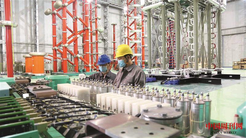 智研院青年科研人員在先進輸電技術國家重點實驗室安裝±500kV柔性直流換流閥.jpg 智研院青年科研人員在先進輸電技術國家重點實驗室安裝±500kV柔性直流換流閥.jpg