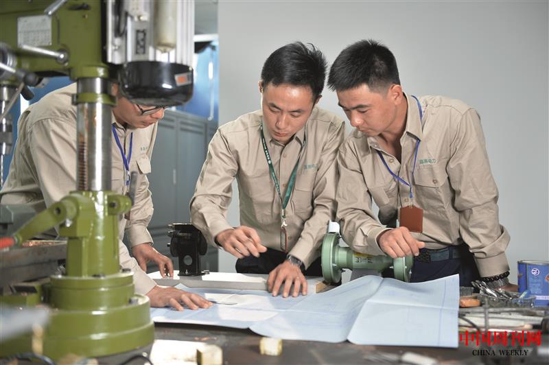 國網浙江嘉善縣供電公司青年創客對照設計圖紙開展熱烈討論.jpg 國網浙江嘉善縣供電公司青年創客對照設計圖紙開展熱烈討論.jpg