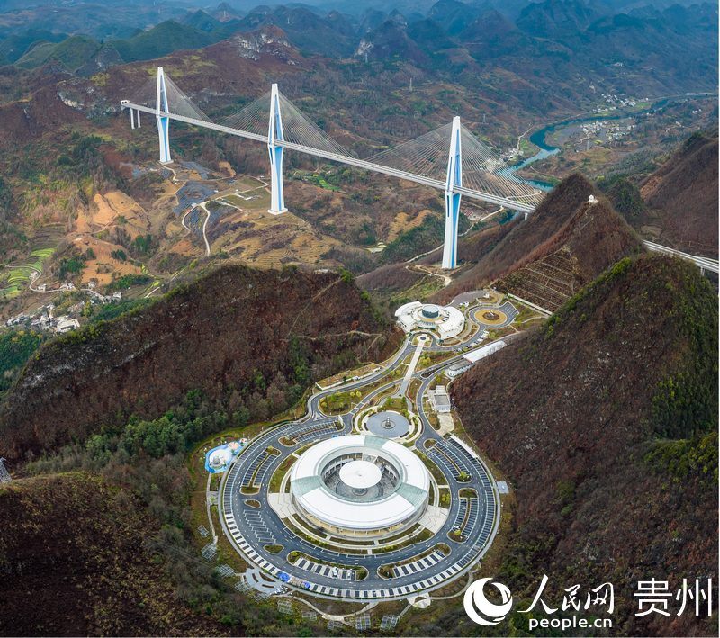 平塘特大橋“天空之橋”服務區(qū)。人民網記者&nbsp;涂敏攝