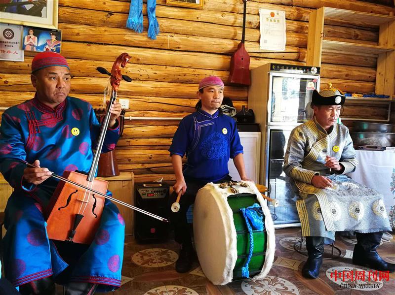 圖瓦人家馬頭琴等樂(lè)器演奏.jpg 圖瓦人家馬頭琴等樂(lè)器演奏.jpg