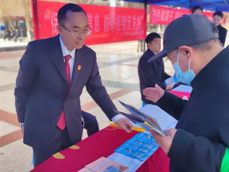 2024年3月15日,蘭州市城關區法院刑事審判庭干警參加“2024‘3·15’金融消費者權益保護教育”宣傳活動,并現場進行普法宣傳。圖片來源:蘭州市城關區人民法院