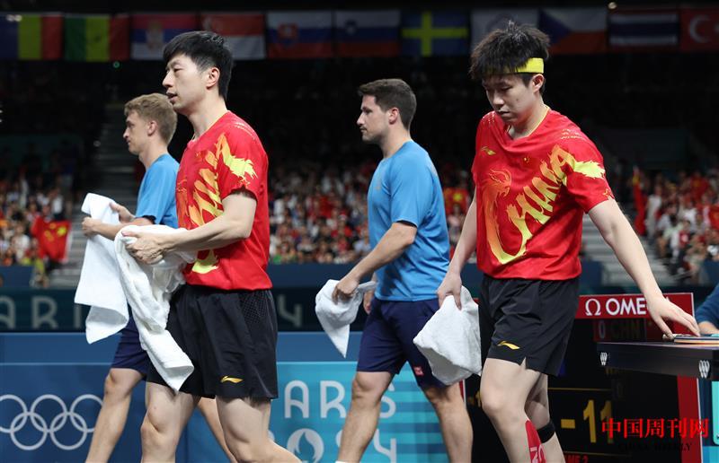 巴黎奧運(yùn)會乒乓球男團(tuán)金牌賽中，中國隊馬龍（左二）王楚欽（右一）出場.jpg