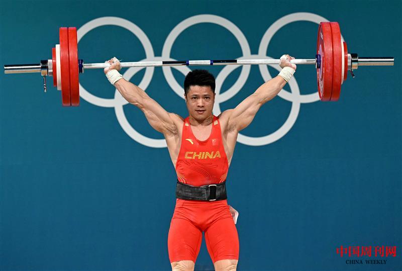 在巴黎奧運(yùn)會舉重男子61公斤級比賽中，中國選手李發(fā)彬奪得金牌。圖片來源：央視新聞.jpg