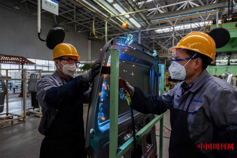 攝圖網(wǎng)_501632544_汽車生產(chǎn)線上作業(yè)的工人(企業(yè)商用).jpg 攝圖網(wǎng)_501632544_汽車生產(chǎn)線上作業(yè)的工人(企業(yè)商用).jpg