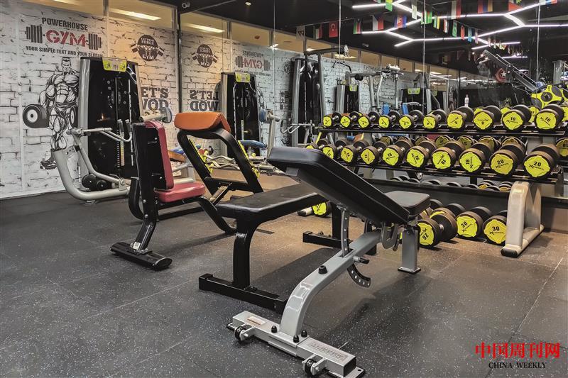 攝圖網_501190910_堆滿健身器材的健身房(企業商用).jpg 攝圖網_501190910_堆滿健身器材的健身房(企業商用).jpg